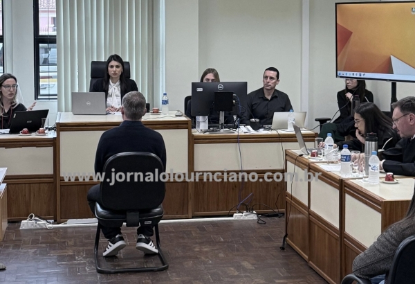 JURI: O acusado foi submetido a julgamento pelos jurados, os quais desclassificaram a conduta para o crime de homicídio culposo