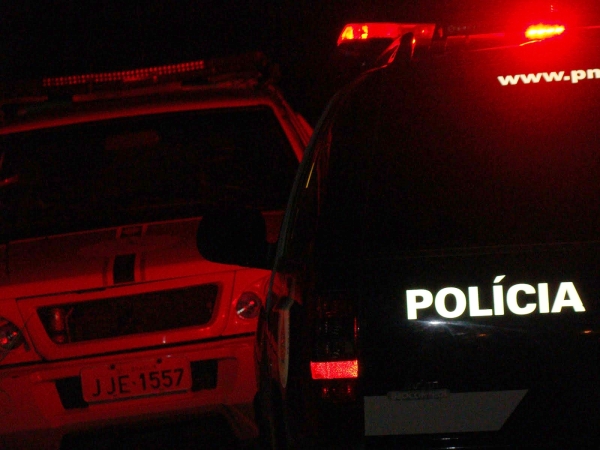 Tijolo foi arremessado em veículo estacionado dentro do pátio