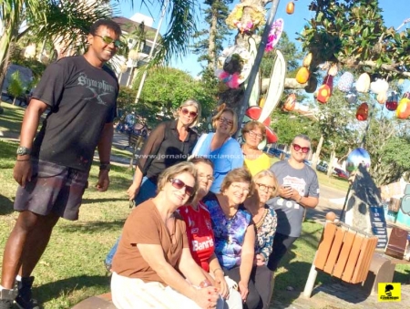 Associação dos Artistas Plásticos decorou  árvore de Páscoa na Praça Central