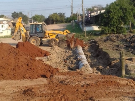 Equipe trabalha na construção de nova rede pluvial