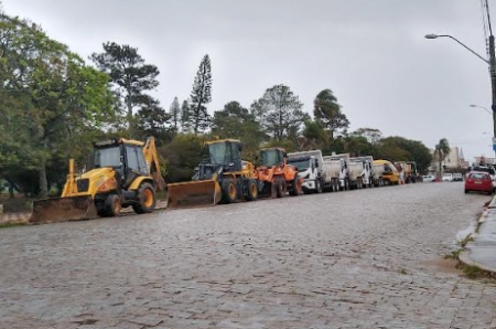 Prefeitura Municipal colocou veículos e máquinas de sobreaviso para alguma possível emergência