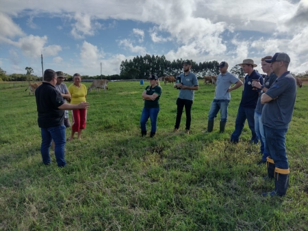 Coopar/Pomerano: Projeto Balde Cheio é realizado com técnicos e produtores assistidos