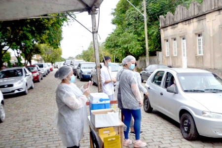 Mais de 360 pessoas de 74 e 75 anos foram vacinadas na tarde desta terça-feira