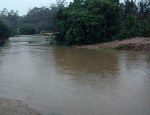 Nível do Arroio São Lourenço sobe e sai do leito em alguns locais