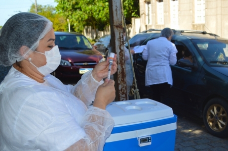 Na próxima terça-feira (23) o drive-thru será para vacinação das pessoas com 75 e 74 anos