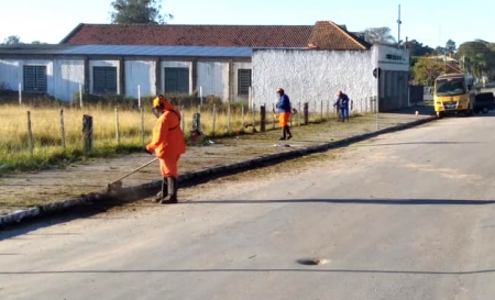 Secretaria de Obras realiza roçada e limpeza nos bairros Avenida e Navegantes