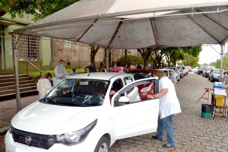 Pessoas com 73 anos serão vacinadas amanhã, quinta-feira (25) - Confira outras datas da vacinação