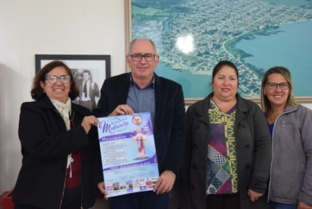 Festeiras da 37ª Festa de Nossa Senhora Medianeira visitam o gabinete do prefeito Rudinei Härter