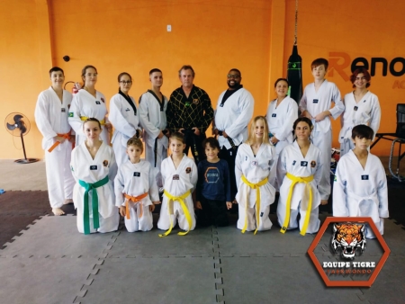 Equipe tigre de taekwondo realizou troca de faixas