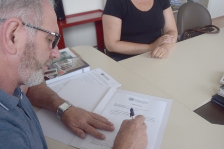 Prefeito assina retomada das obras do Centro de Eventos