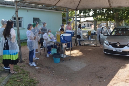 Vacinação para o idosos com 85 anos ou mais iníciou nesta manhã e segue até às 17h