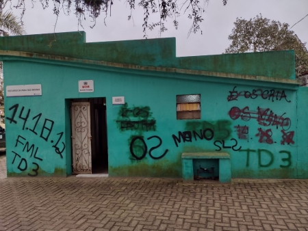 Vestiários da Praia das Ondinas foram alvo de pichação