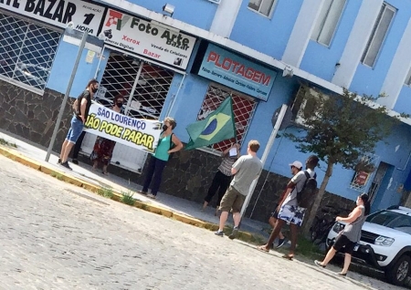 Grupo realiza manifestação em frente à Prefeitura Municipal