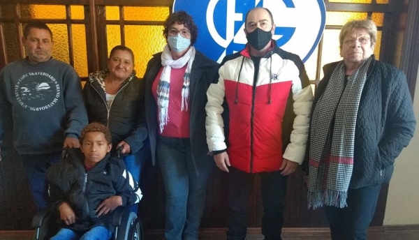 Grêmio Lourenciano realizou a entrega da cadeira de rodas para Patrik Pereira da Silva