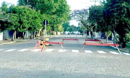 Secretaria de Obras realiza manutenção na pintura da faixa de pedestres