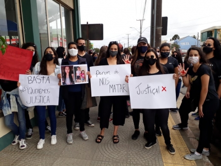 Manifestação em defesa das mulheres aconteceu na manhã deste sábado