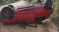 Veículo capotou na estrada do Passo dos Baios na manhã desta sexta-feira