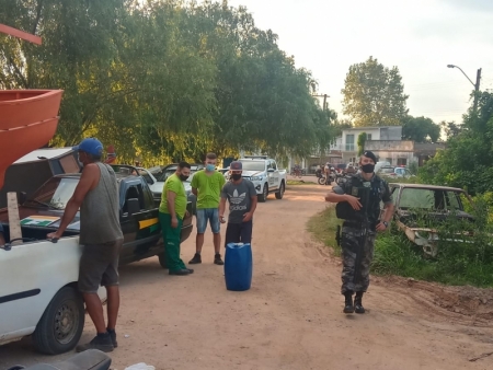 Pescadores recebem máscaras e orientação sobre a Covid-19