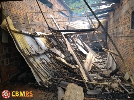 Corpo de Bombeiros de SLS atendeu ocorrência de incêndio em Coxilha Negra