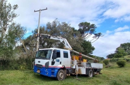 Muitas residências ainda estão sem energia elétrica desde o último domingo