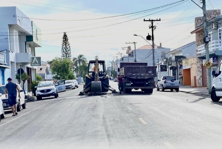 Corsan conserta vazamento de água no asfalto da Marechal Floriano