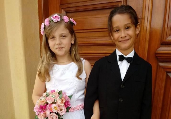 Na foto, dois dos vários atores mirins do clipe: Alice Hirschmann e Derick Machado