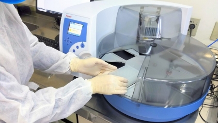 Novo equipamento qualifica e agiliza testes de Covid-19 no Lacen/RS