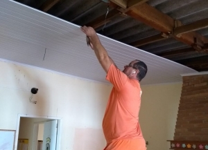 Bem-estar das crianças é prioridade: setor de manutenção escolar continua trabalhando em melhorias