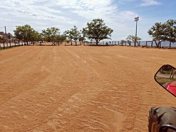 Secretaria de Obras realizou a terraplanagem da quadra do Praiano