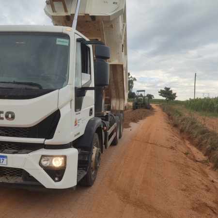 SMDR realiza encascalhamento e patrolamento na Zona Rural