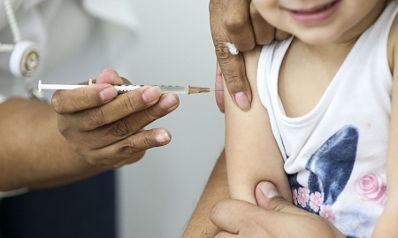 Vacinação para crianças de 10 e 11 anos inicia na segunda-feira (31) - Pais ou responsáveis devem realizar agendamento