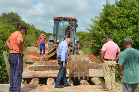 Prefeito faz vistoria em obra de ponte na Estrada da Costa do Arroio Grande