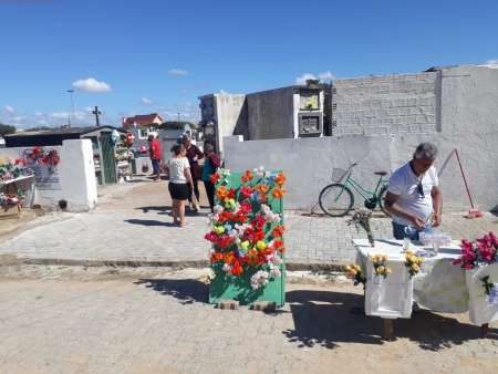 Dia de finados em São Lourenço iniciou movimentado no cemitério