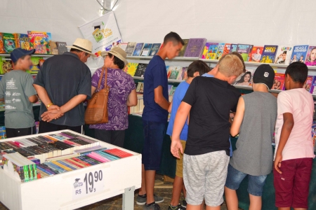 Programação de domingo na Feira do Livro sofre alteração - Confira