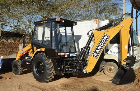 Município recebe nova retroescavadeira