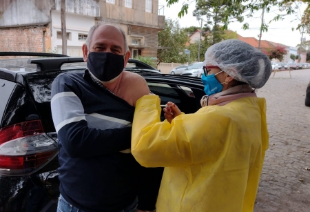 Prefeito Rudinei Harter foi vacinado contra a Covid-19 na tarde desta terça-feira