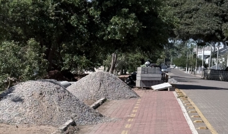 Reconstrução do calçadão na praia da Barrinha sentido Carahá segue avançando
