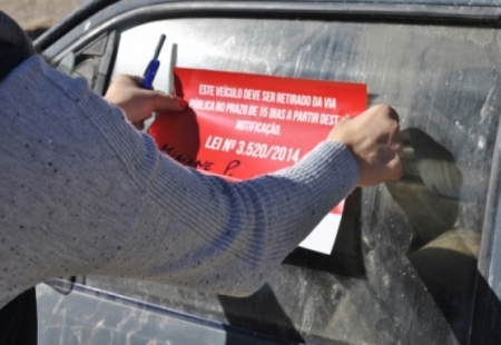 Leitor questiona sobre veículos abandonados em via pública