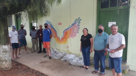 Produtores rurais recebem alevinos