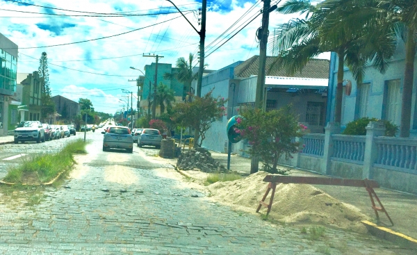 Redutor de velocidade está sendo instalado em frente à Escola Estrela do Mar