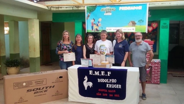 Aluno da Rede Municipal de Ensino e professora recebem premiação por redação no Prêmio Agrinho