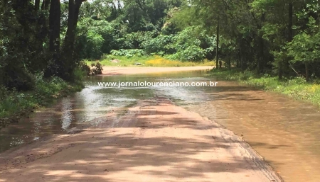 Com nível alto, Arroio São Lourenço invadiu a estrada do Camping em alguns pontos