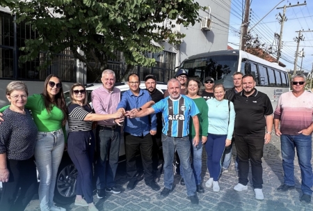 Prefeitura Municipal entregou um micro-ônibus e três veículos Spin para a Secretaria Municipal de Saúde