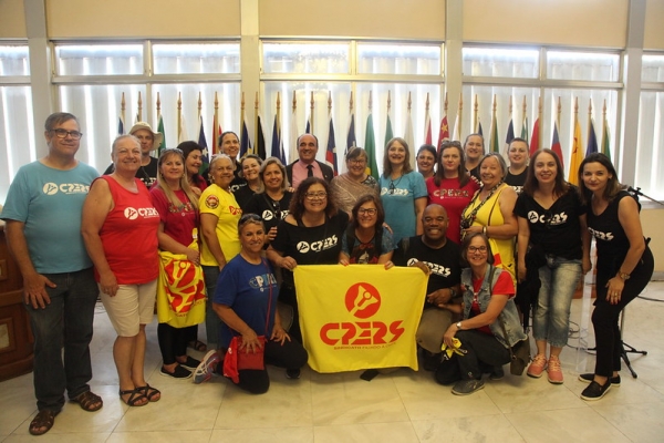  Zé Nunes homenageia professora Helenir Aguiar Schürer com a Medalha da Legislatura