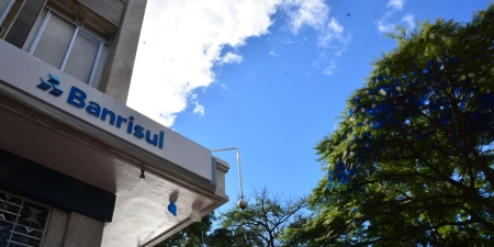Banrisul anuncia calendário para contratar e sacar empréstimo do 13º pelos servidores