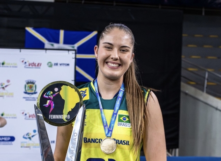 Atleta lourenciana foi campeã do Sul-Americano de Voleibol