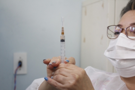 Neste sábado (23) a SMS realiza na Praça Central vacinação para quem ainda não concluiu o esquema vacinal contra a Covid e também vacina contra Influenza