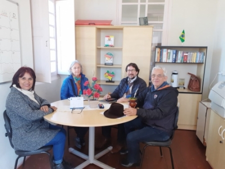 Coordenadoria de Cultura recebe escritores para tratar da Feira do Livro