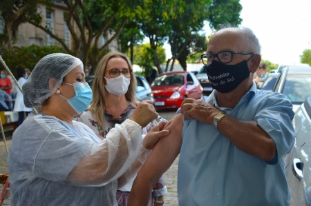 Tarde de drive-thru vacinou 480 pessoas nesta terça-feira