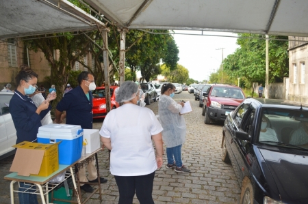 Pessoas com 66 e 65 anos serão vacinadas nesta segunda-feira (5)